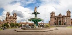Panoramic view of Plaza de Armas with Inca fountain, Cathedral and Compania de Jesus Church - Cusco, 秘鲁